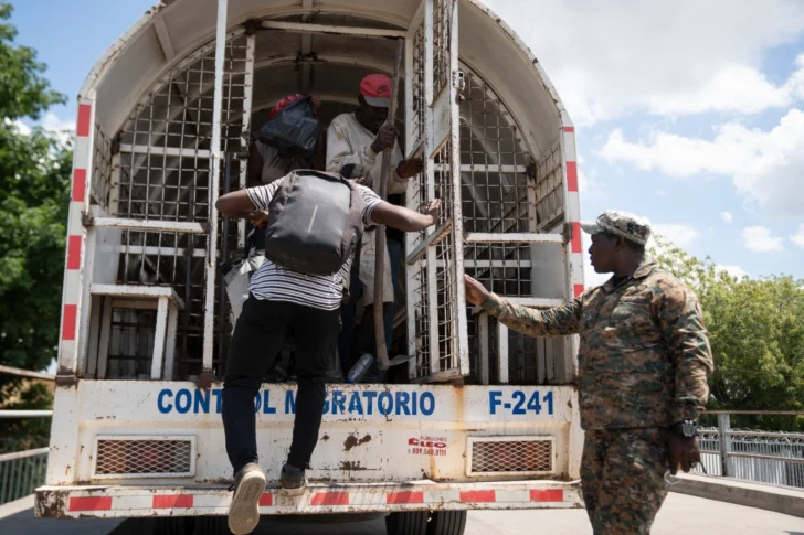 Migración detiene 1,328 haitianos indocumentados y repatría a otros 991