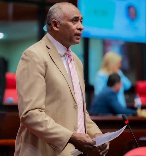 Senador Julito Fulcar somete resolución que solicita al presidente Abinader la construcción de proyecto habitacional para familias vulnerables de Peravia