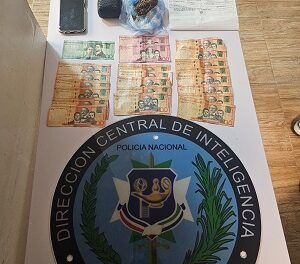 DINTEL ocupa arma de fuego y presunta marihuana durante allanamiento en Los Bajos de Haina