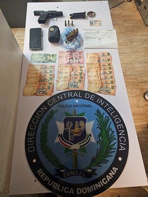 DINTEL ocupa arma de fuego y presunta marihuana durante allanamiento en Los Bajos de Haina