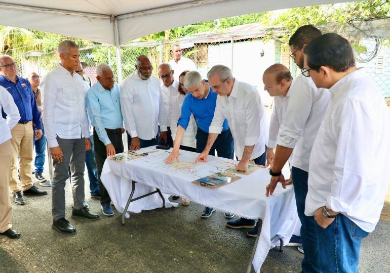 Alcalde Ulises Rodríguez entregó este sábado techados polideportivos en Yaguita de Pastor y Rafey, con la presencia del presidente Luis Abinader