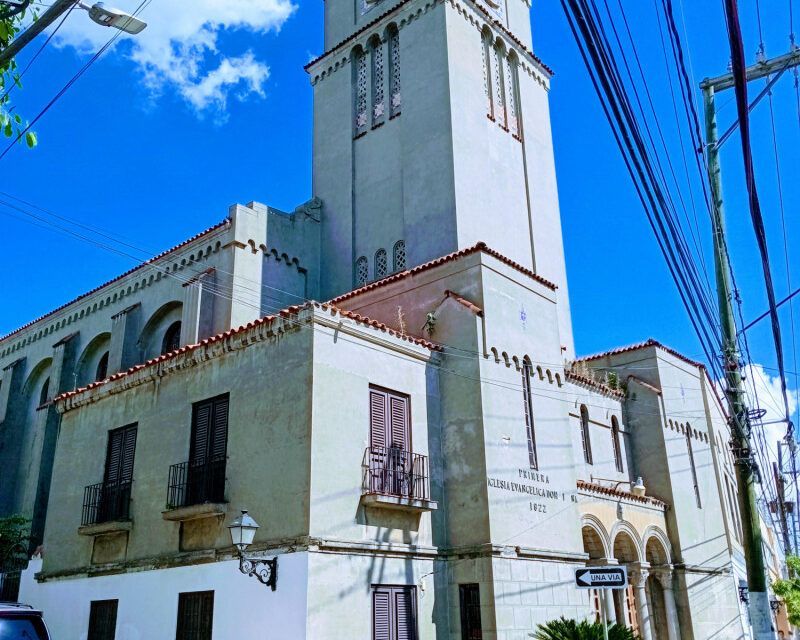 Ciudad Colonial, modernismo en la zona: iglesia evangélica dominicana