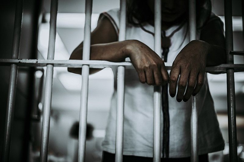 Disponen traslado de menores detenidas en cuartel de Santiago