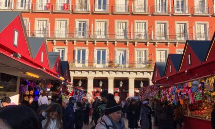 Mercados, luces y belenes, así se vive la Navidad en los barrios de Madrid