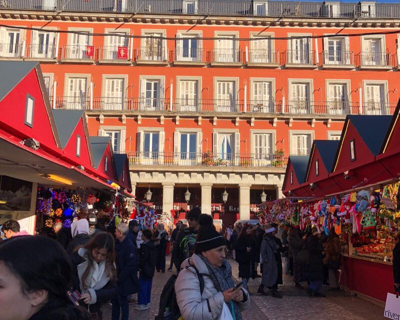 Mercados, luces y belenes, así se vive la Navidad en los barrios de Madrid