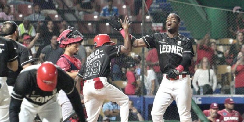 Jonrón de Lake mantiene a Leones invictos en primer lugar