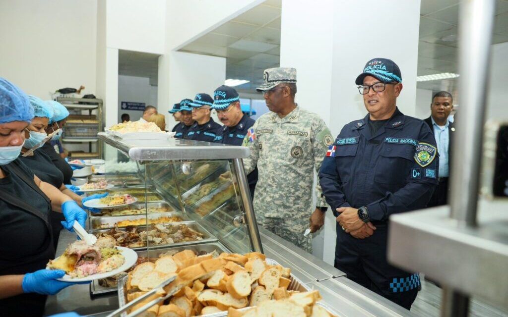 Director general de la PN y comandante general de la ARD encabezan tradicional cena de Nochebuena con agentes policiales en el Palacio Institucional