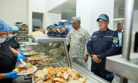 Director general de la PN y comandante general de la ARD encabezan tradicional cena de Nochebuena con agentes policiales en el Palacio Institucional