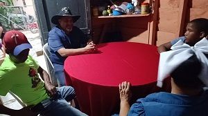 Alcalde Santiago Riverón comparte cena navideña y entrega ayuda solidaria a familia del sector Benito Monción