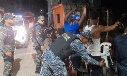 Hombres apresados en flagrante delito por porte de armas blancas durante operativos preventivos