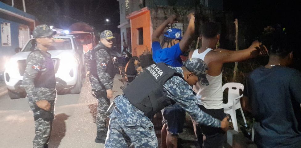 Hombres apresados en flagrante delito por porte de armas blancas durante operativos preventivos