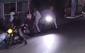 Delincuentes asaltan y despojan de su motor a pareja en Hatillo, San Cristóbal