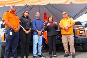 Defensa Civil e Interior y Policía fortalecen operativo de Navidad 2025 con donación de camionetas