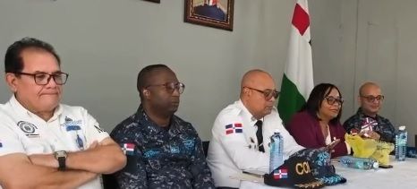 Durante esta reunión, la magistrada Ramona Santana Uceta hizo entrega de varios suvenires