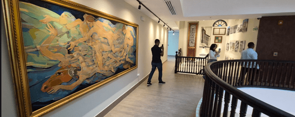Un-aspecto-de-la-exposicion-de-los-fondos-pictoricos-de-Banreservas-en-su-Centro-Cultural-de-la-Ciudad-Corazon.