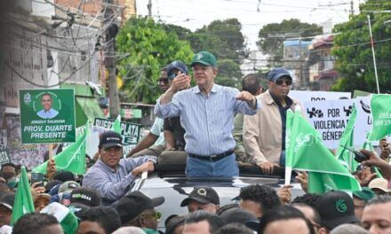 FP moviliza a miles en «Marcha del Pueblo»; Leonel arremete contra PRM; lo acusa de subirlo todo y lo tilda de inepto e incapaz