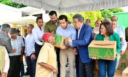 Leonel y Omar Fernández, padre e hijo que se unen en entrega de cajas navideñas