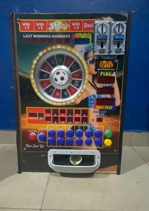 Policía incauta máquina traga monedas ilegal durante operativo preventivo en Madre Vieja San Cristóbal