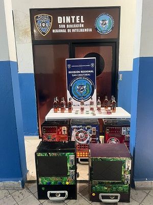 DINTEL ejecuta allanamiento en San Cristóbal y ocupa máquinas ilegales, alcohol y cigarrillos en discoteca