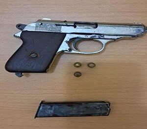 Hombre apresado con arma ilegal enviado a DICRIM Haina para investigaciones
