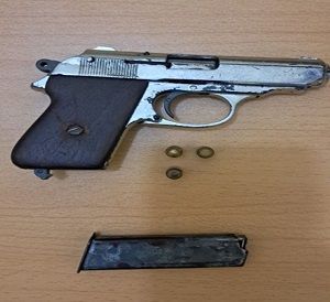 Hombre apresado con arma ilegal enviado a DICRIM Haina para investigaciones