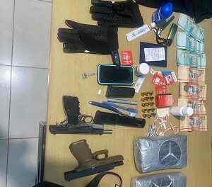 Policía Preventiva incauta drogas, armas ilegales y múltiples evidencias durante operativo efectivo al apresar dos sospechosos en Najayo