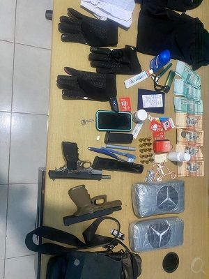 Policía Preventiva incauta drogas, armas ilegales y múltiples evidencias durante operativo efectivo al apresar dos sospechosos en Najayo
