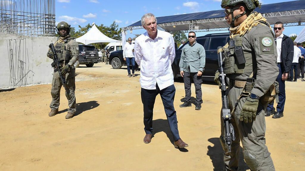 Kast visita el muro fronterizo dominicano contra la migración irregular desde Haití