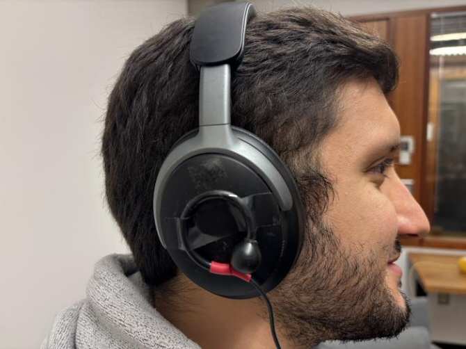 Inteligencia artificial en auriculares para ayudar a escuchar entre muchas voces la de con quien se habla
