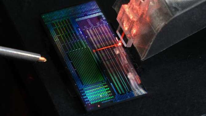 Crean un dispositivo clave para lograr computadoras cuánticas con millones de bits