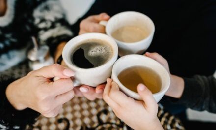 El té se asocia con huesos más fuertes en mujeres mayores, mientras que exceso de café los debilita