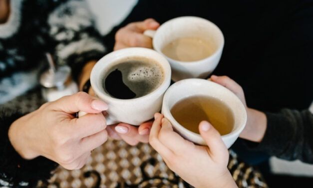 El té se asocia con huesos más fuertes en mujeres mayores, mientras que exceso de café los debilita