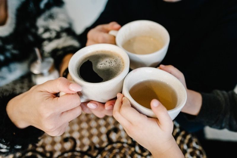 El té se asocia con huesos más fuertes en mujeres mayores, mientras que exceso de café los debilita