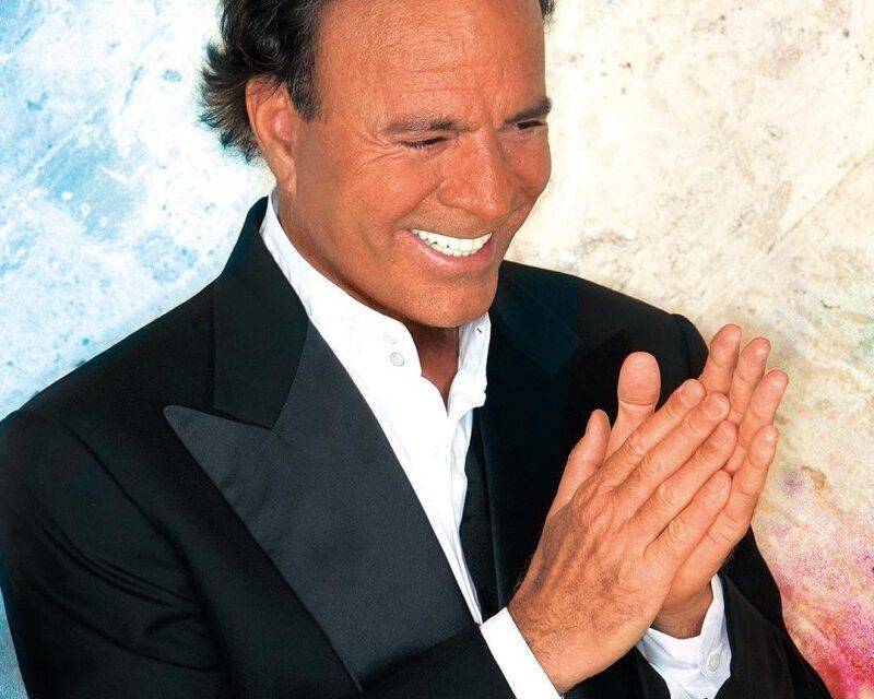 Julio Iglesias publica mensajes que le enviaban las dos mujeres que lo acusan de agresión sexual