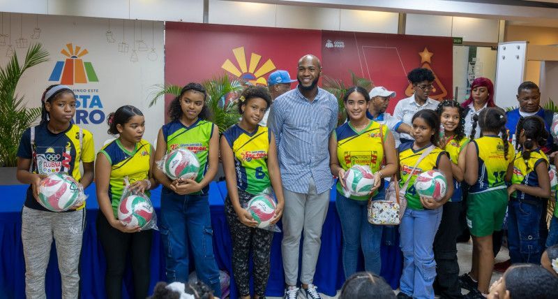 Alcaldía de SD Este dona 500 balones a 50 clubes con ocasión del Día de Reyes