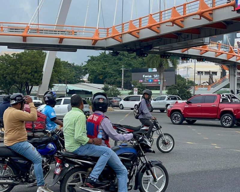 Pocos respetan la prohibición de girar a la izquierda en intersecciones