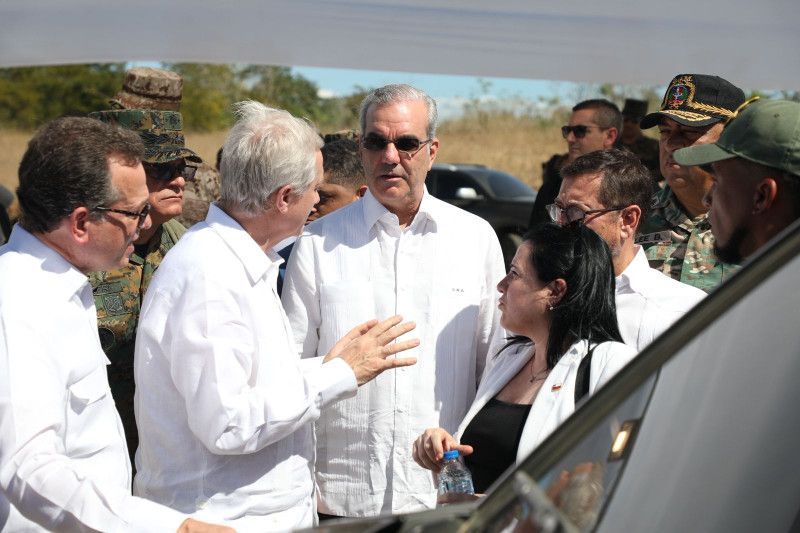 El presidente electo de Chile y Abinader echan un vistazo al muro fronterizo