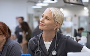 Katherine LaNasa: «La T2 de ‘The Pitt’ nos permite hablar de las complejidades del momento que vive EE.UU.»
