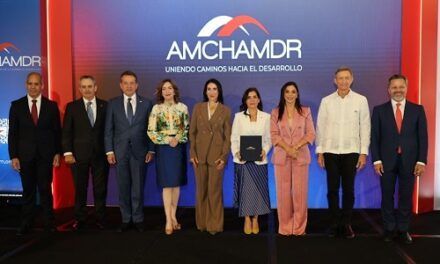 Embajadora de los EE. UU. resalta seguridad, fortaleza y prosperidad compartidas con RD durante almuerzo de AMCHAMDR