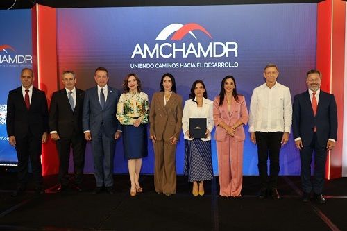 Embajadora de los EE. UU. resalta seguridad, fortaleza y prosperidad compartidas con RD durante almuerzo de AMCHAMDR
