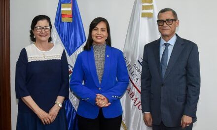 Ministro de Trabajo juramenta subgerente general del CNSS