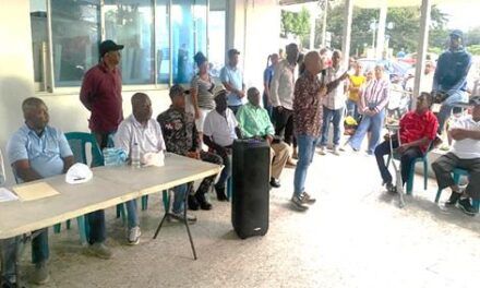 Policía acompaña encuentro comunitario en La Cruz para coordinar reclamos viales y garantizar seguridad ciudadana