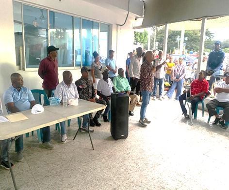 Policía acompaña encuentro comunitario en La Cruz para coordinar reclamos viales y garantizar seguridad ciudadana