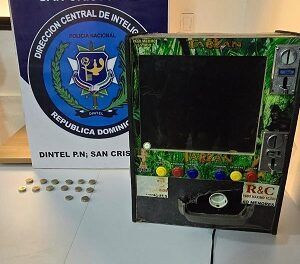 DINTEL ejecuta allanamiento en Madre Vieja y ocupa máquina tragamonedas durante operativo institucional en San Cristóbal