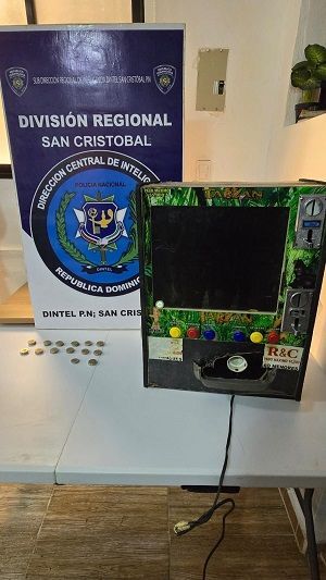 DINTEL ejecuta allanamiento en Madre Vieja y ocupa máquina tragamonedas durante operativo institucional en San Cristóbal