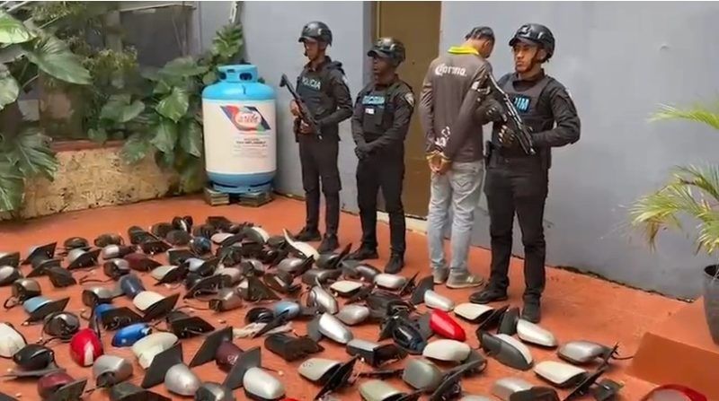 Policía apresa a joven y ocupa camión con accesorios de vehículos presuntamente robados en el DN