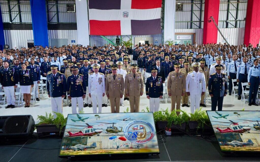 Director de la Policía Nacional es condecorado en el 78.º aniversario de la Fuerza Aérea Dominicana