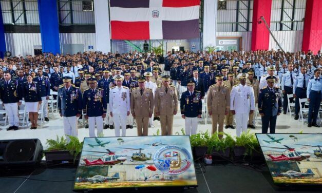 Director de la Policía Nacional es condecorado en el 78.º aniversario de la Fuerza Aérea Dominicana