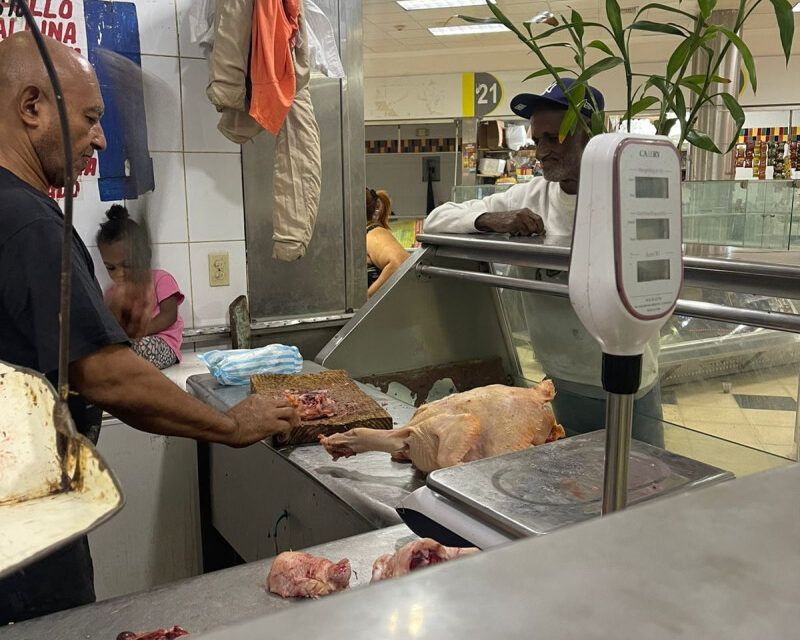 Precios del pollo siguen inestables en diferentes mercados del Distrito Nacional