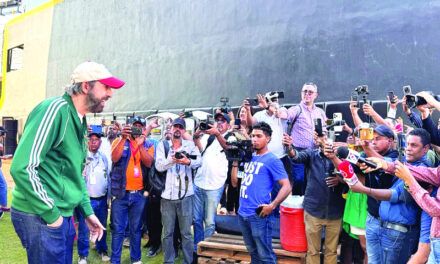 Juan Luis Guerra anda por Santiago en coche y animado para cantar viernes y sábado en estadio Cibao